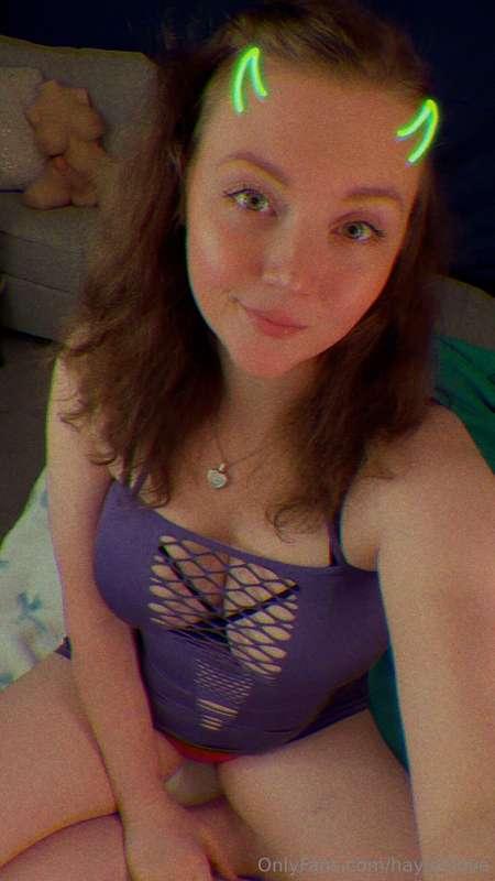 This bra is SO tight. I had side boob spilling out 😝 This fi..