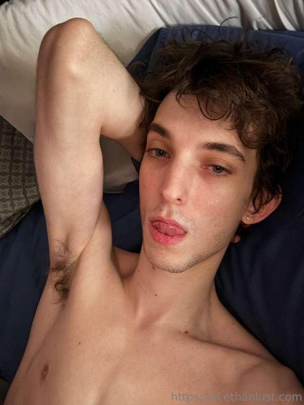 chilling in bed, would you join? 