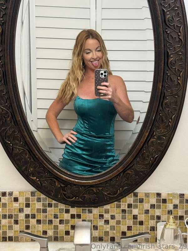 Dressed up ready for 🥂 and dinnnerr 😘Would you take me out d..
