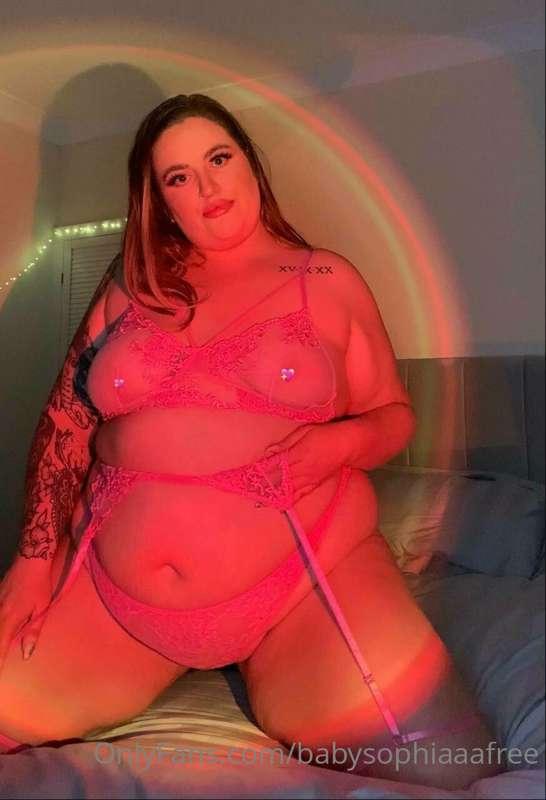 @beccablairxo wants to be the reason you cum tonight 🥵 

**V..