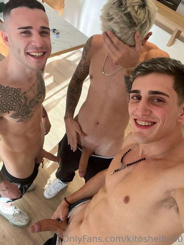 Can you with us 3? 👀😏
Puedes con nosotros 3?👀😏