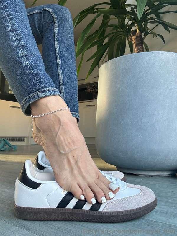 bornroyal_feet image #2