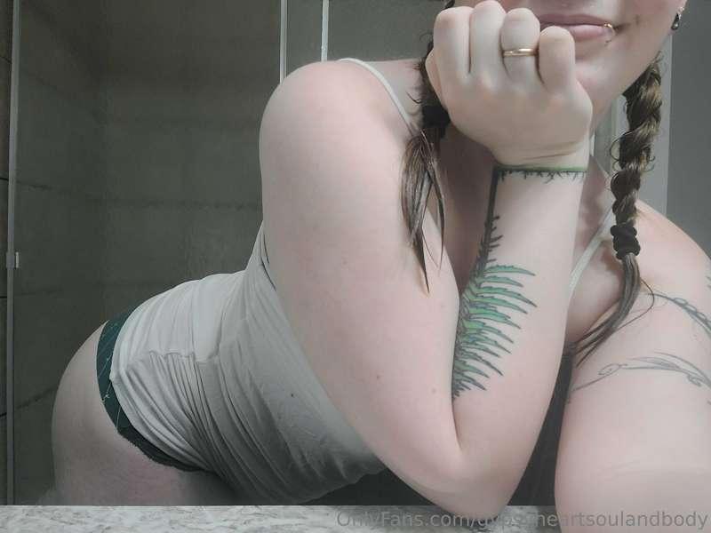 Someone come eat this clean kitty 😇