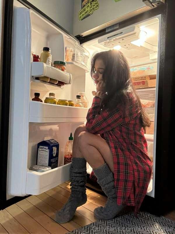 Trying to look sexy while i eat an apple hehehe 😋