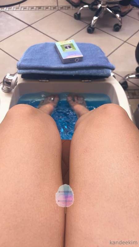 Got a pedicure!! Don’t they look pretty??