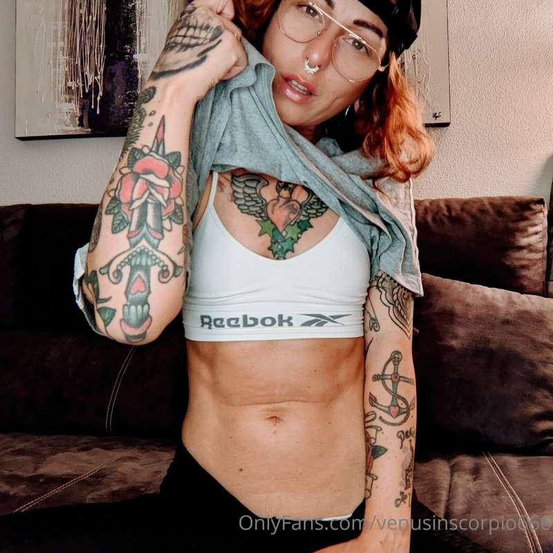 Are defined abs like this a turn on on a woman? I think so 😈