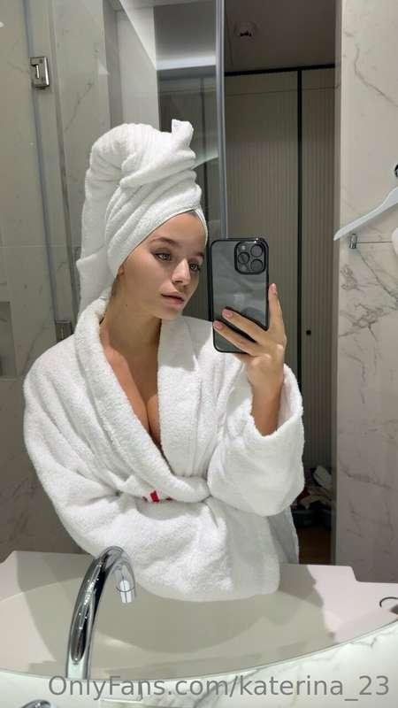 Good morning, my dears! I took a shower and enjoyed some lov..