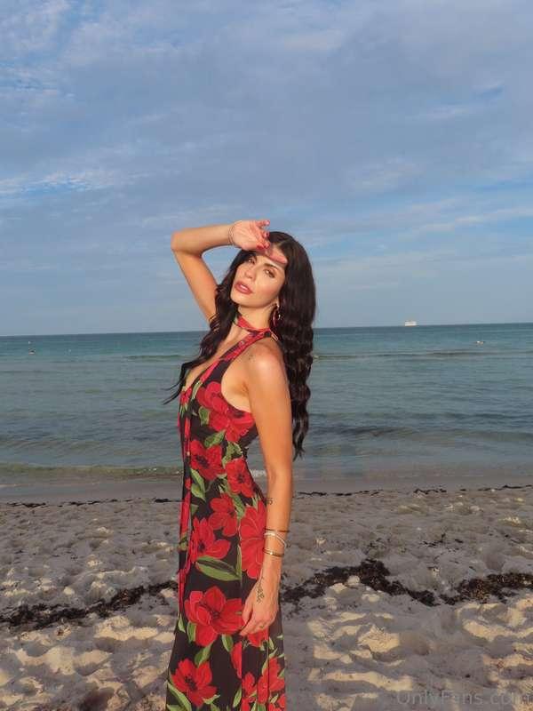 I’ve been loving wearing the color red lately 💋 what’s your ..