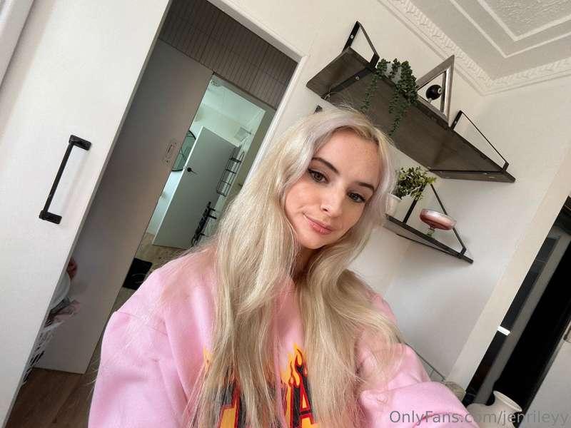 Feeling extra flirty… who wants to chat🙈