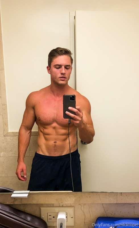 See me shirtless on BravoTV tonight, 9:30pm EDT!! 😛 Watch Wh..