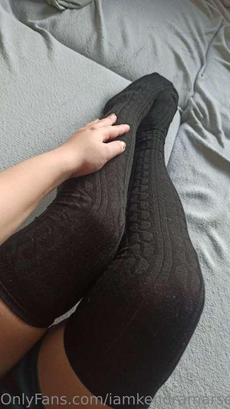 Someone wants to try footjob by me? 🖤
