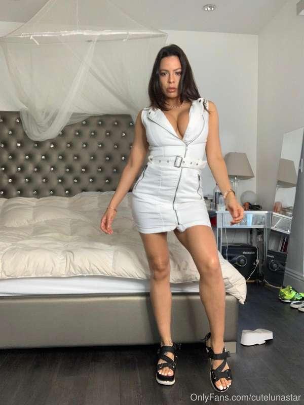 Swipe to undress me 😈 ➡️