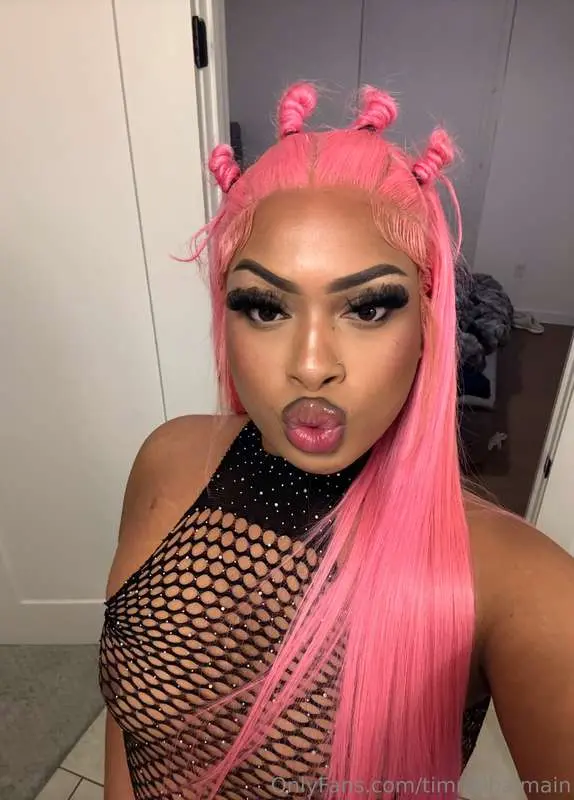 Pink wig thick ass 🩷