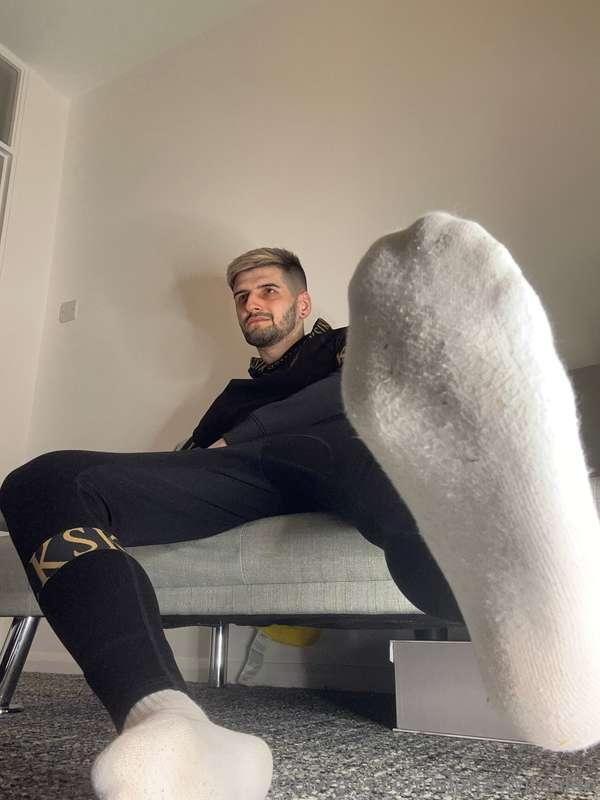 Get down there and get nice a weak for my sweaty socks 😈