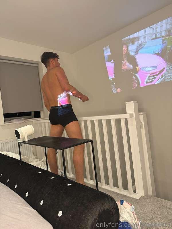 can never decide what to watch.. TURN REBILL ON🌍 @bradderz7