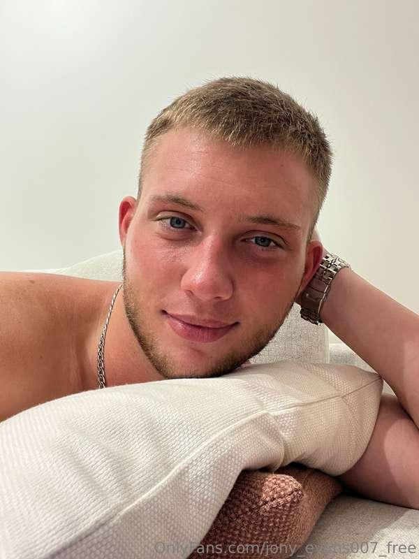 Goodnight, hottie, close ur eyes and dream of me❤️😉