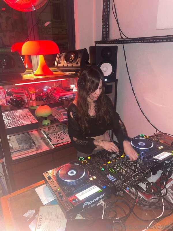 your hottest DJ in action!! i know you'd like to watch me💕