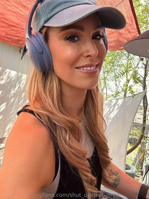 What do you think i'm listening to? 🎶