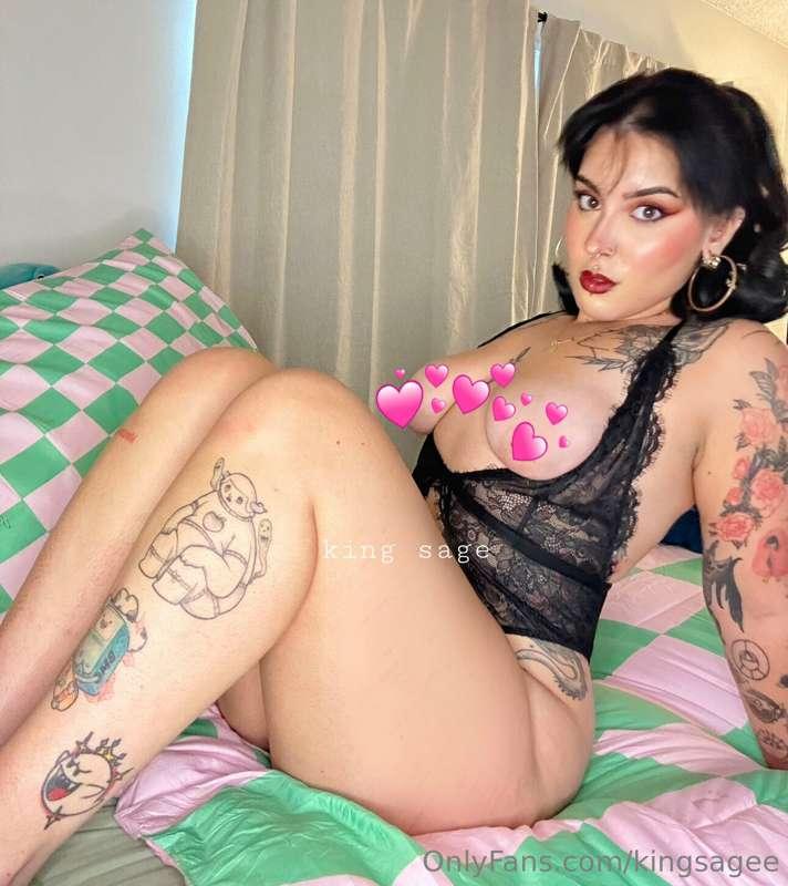 My leg tattoos rarely make a debut 🩷💕