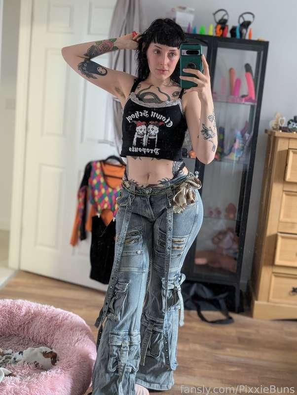 Happy Sunday &lt;33 these jeans hardly fit me anymore, my ass has gotten waaaay too fat 😵‍💫