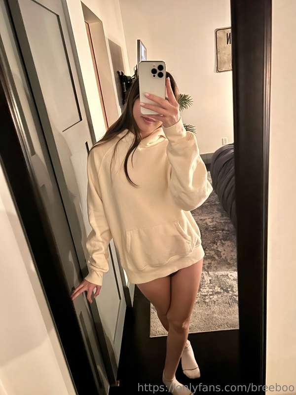 Feeling cute and cozy today 🥰 I love oversized hoodies 🤭
