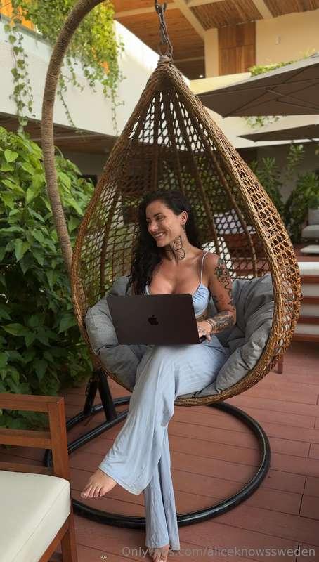Who said you can’t mix business with pleasure? 😏🍹