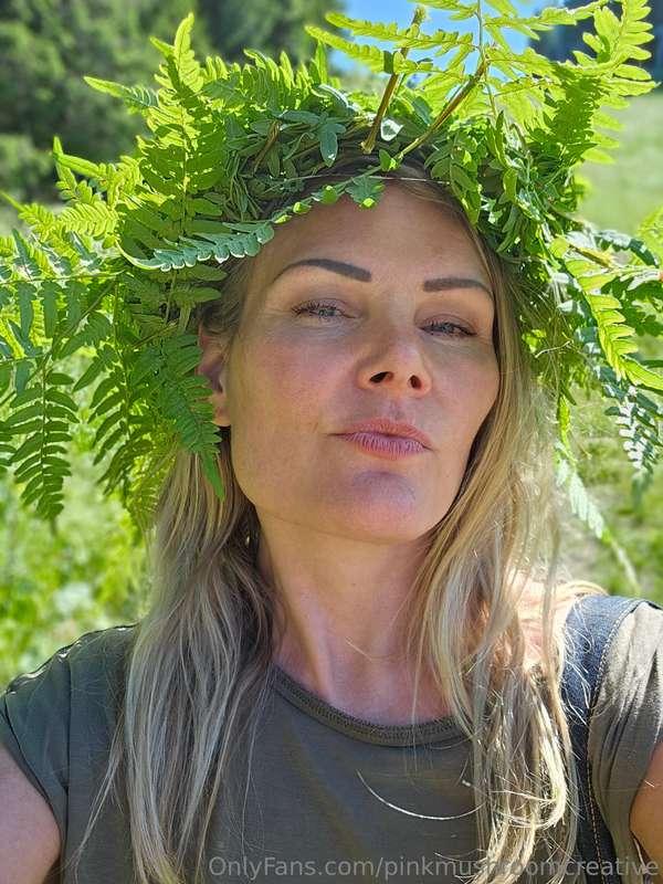 Embracing summer vibes with my brenner (bregner) wreath! 🌿🧚‍..