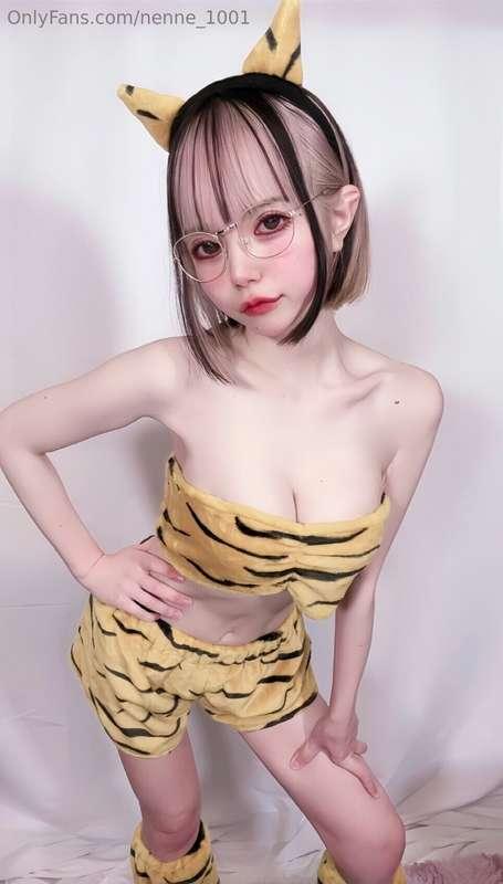 Nya! Tiger Nenne wants pets!!!🥺