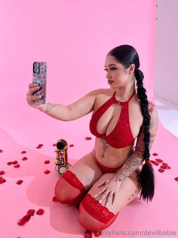 taking his new lock screen 🤳