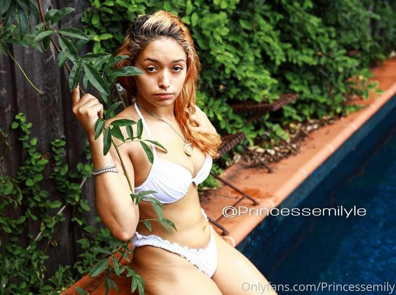 Natural Mamí by the poolside 🏊🏽‍♀️