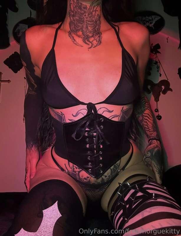 4 minutes of slutty cutie me 🖤🪦