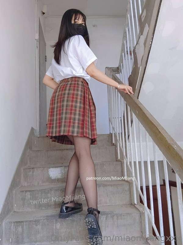 Uniform girl in pantyhose showing off my under skirt
穿着连裤袜的制..