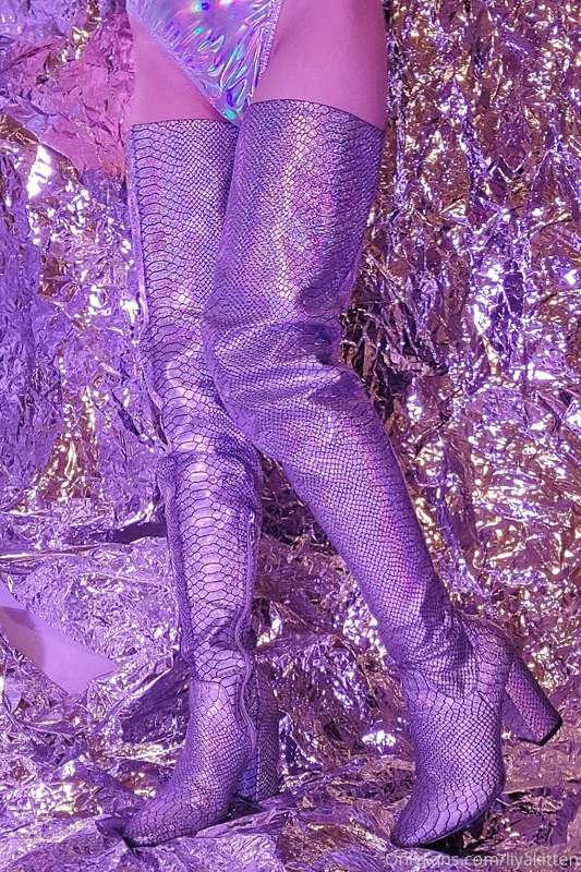 Pretty thigh high boots 🤍