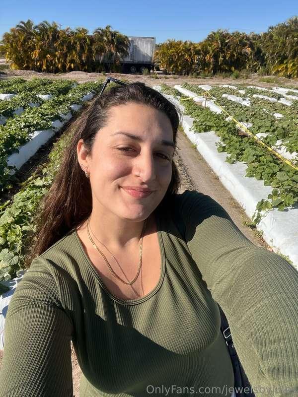 ✨ It was a gorgeous day out today so I decided to go pick so..