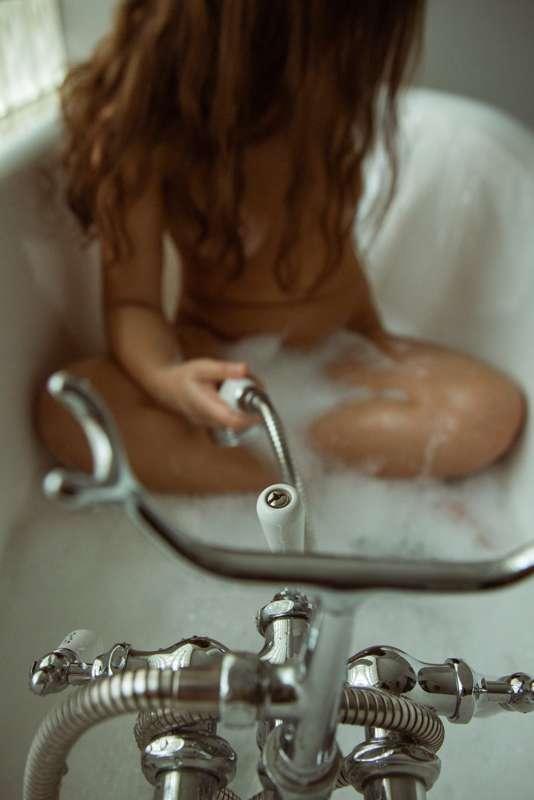 Luana in the Tub