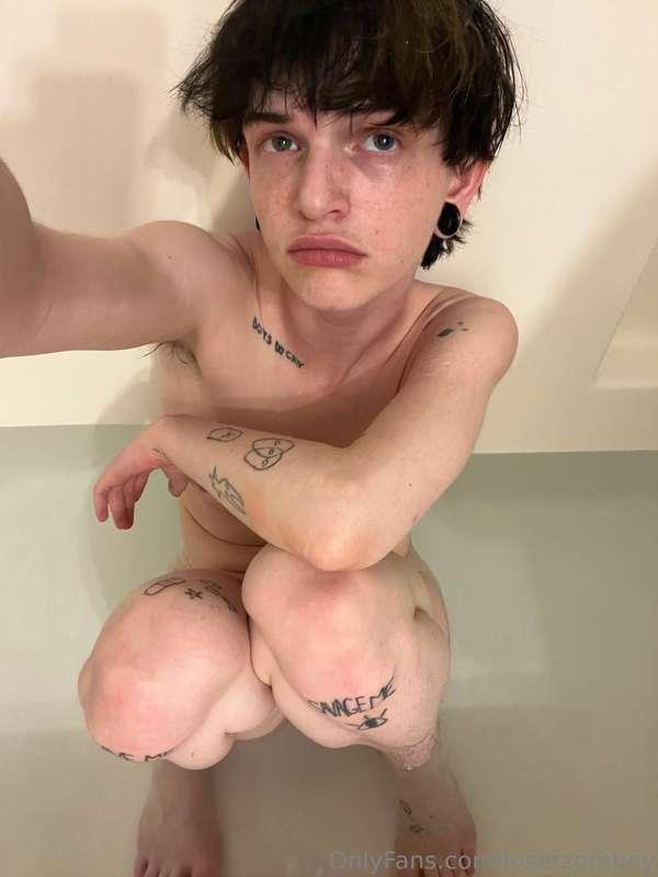 trying to de-stress in th bathhh :,,))) maybe head will help