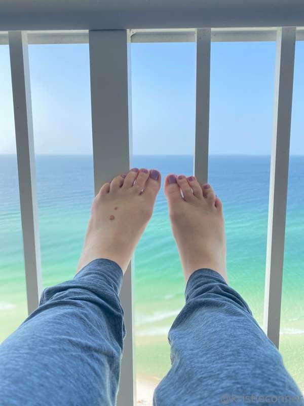 Sandy beach toes are the best toes 💙🤭🫶🏼