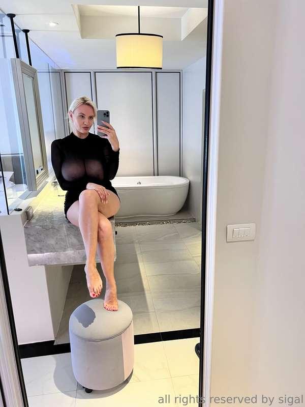 List me now 3 things we could do in this bathroom😏