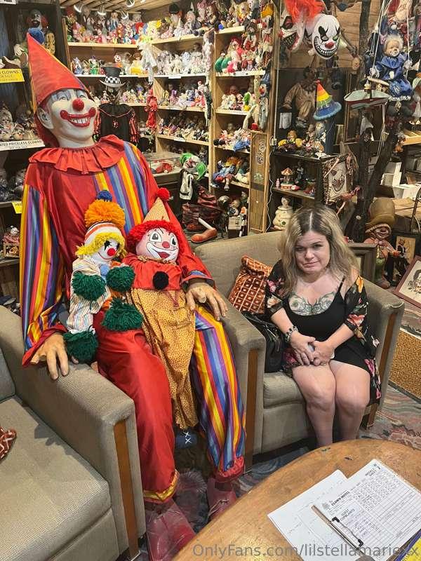 Motel Monday at the World Famous Clown Motel- creeeeeeeeeppp..