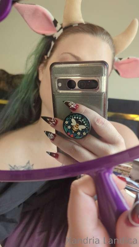 Getting ready to take sexy pics 🖤