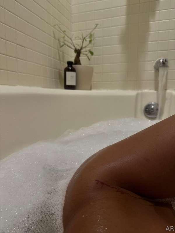 a bubble bath 🤝🏽 me 