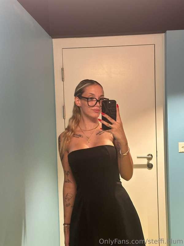 Happy Sunday!💕 Don’t let these glasses distract you too much..