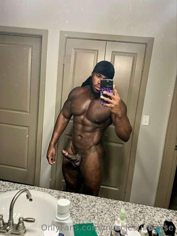 Hot bodybuilder @kvng_alpha likes to stick dildos in his ass..