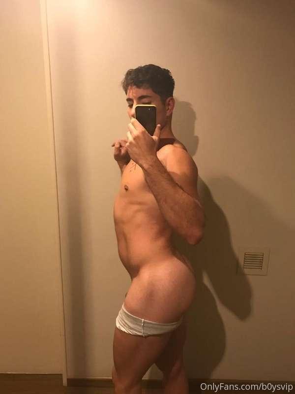 Do you want to see more about @emanuelfmar he likes dicks bi..