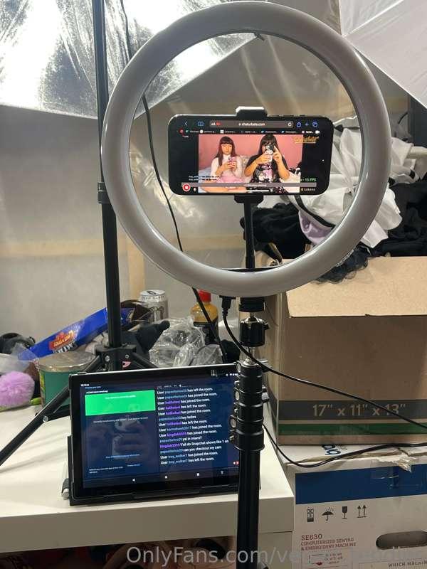I’m on chaturbate !! https://chaturbate.com/lacielettaa/