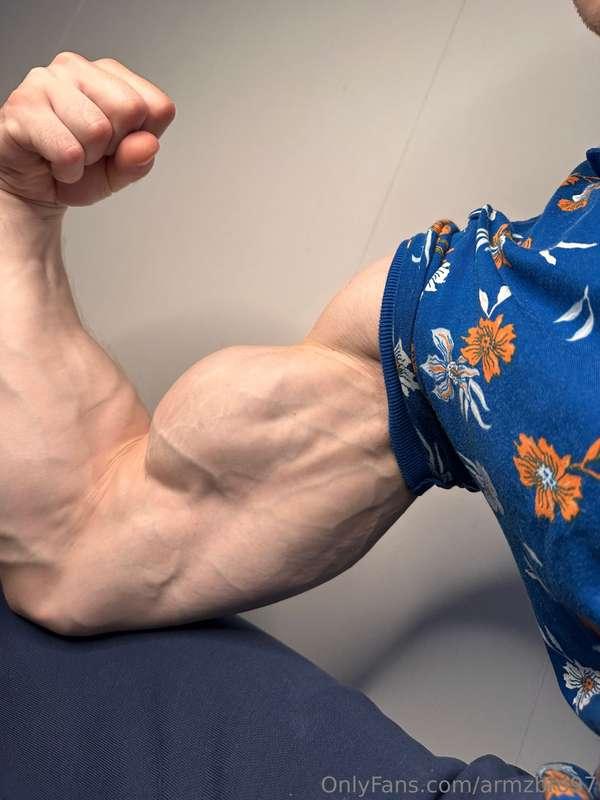 Fuck daddy thats bicep paradise 😰😍💪🔥