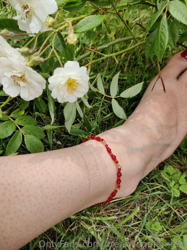 I made a cute anklet! ♥️ Crafting, sunshine, and bare feet i..