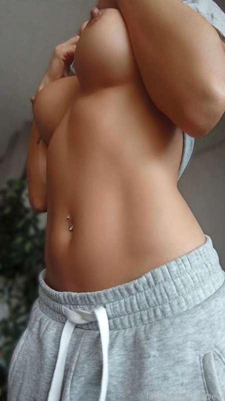 Sending good vibes your way for a spicy week 💖✨
#tits #bellyring #hardnipples #sweatpants #sporty #boobs #nipples 