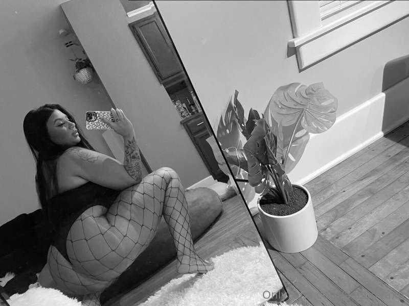 Mirror **selfies** are the best! 🖤