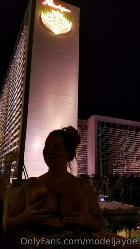 OMG! Found this old photoset I took in Vegas. Public flashin..